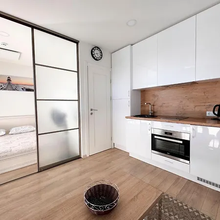 Vaivorykstes Poolside Apartament *