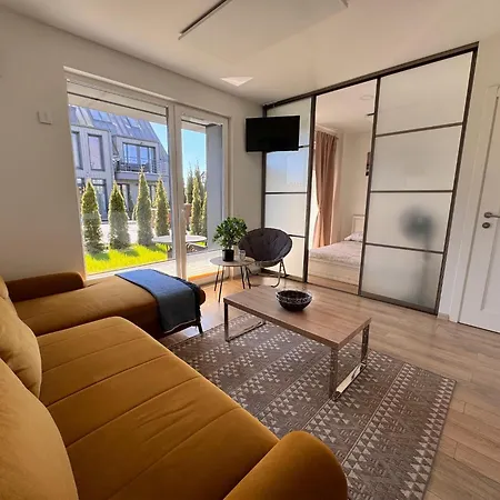 Vaivorykstes Poolside Apartament *