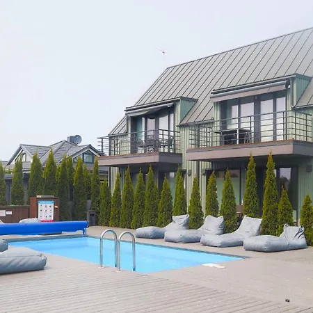 Vaivorykstes Poolside *